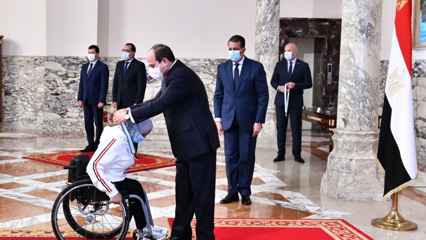 الرئيس السيسي يكرم أبطال البعثة البارلمبية المصرية