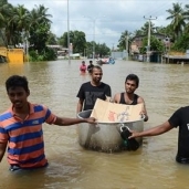 بالصور| 200 ألف شخص يهربون من العاصمة بسبب فيضانات سريلانكا