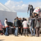 عودة بعض السوريين إلى مدينة «التل» بعد خروج المعارضة منها «أ. ف. ب»