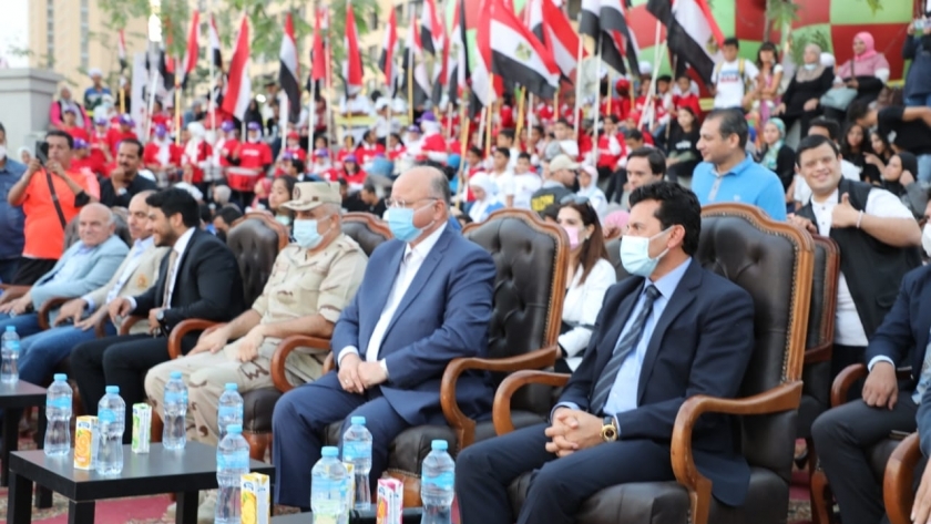 وزير الرياضة ومحافظ القاهرة يحتفلان بذكرى انتصارات أكتوبر بمسيرة بالأعلام (صور)