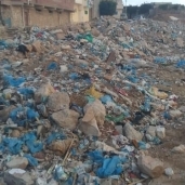 القمامة المنتشرة بمدخل طريق المقابر بعزبة المغاربة بمطروح