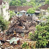 آثار الدمار تظهر على منازل إندونيسية بعد أن ضربها الزلزال