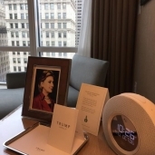 بالصور| أمريكي يطلب صورة لـ"كلينتون" في فندق "ترامب"