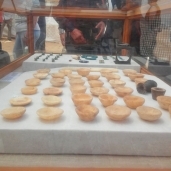 مجموعة من الأواني والأطباق النذرية الصغيرة مصنوعة من الكالسيت وحجر أسود عثر عليها داخل مقبرة خوي