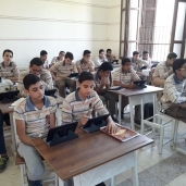 صورة القائم بأعمال وكيل وزارة التربية والتعليم بالفيوم يتفقد امتحان "التابلت"