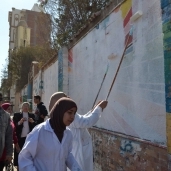 طلاب المدارس يجملون الحوائط