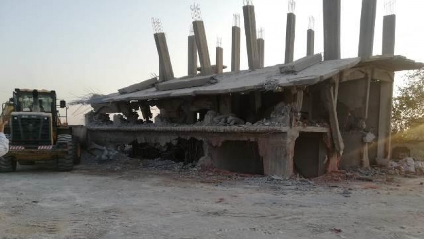 إزالة مبنى مقام بالمخالفة على أراضي الدولة بأبو حماد