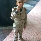 الطفل عمر يرفع علامة النصر