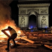بالصور| القصة الكاملة لاحتجاجات فرنسا.. "السترات الصفراء" تشعل عاصمة الجمال