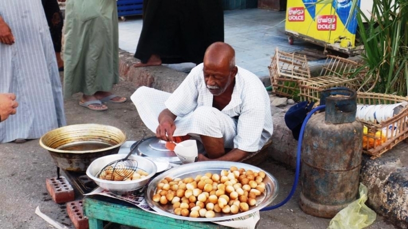 عادات وأكلات.. ميدان «الزلابية» بأسوان.. روائح رمضانية بنكهة تاريخية