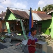 الزلزال يدمر العديد من المنازل فى إندونيسيا