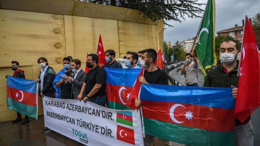 أتراك يحملون العلمين التركي والأذربيجاني