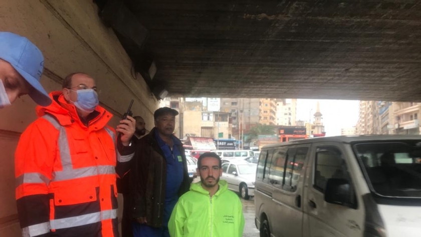 رجال الصرف الصحي في الإسكندرية بنوه الفيضة الكبري