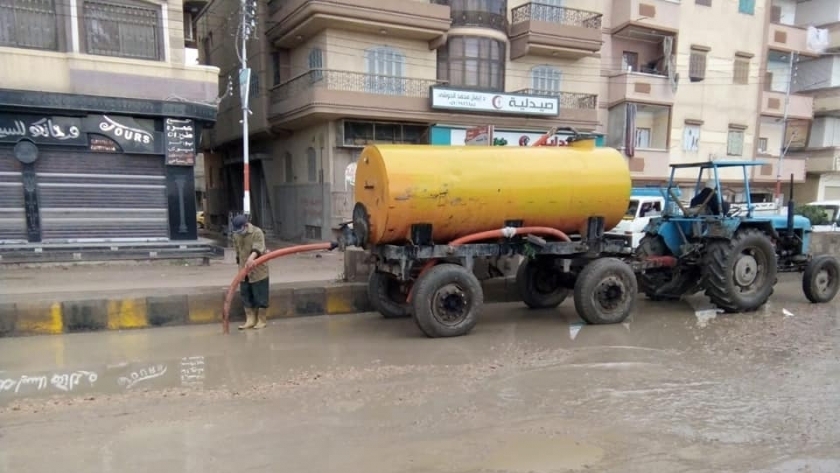 رؤساء مدن كفر الشيخ في الشوارع لشفط المياه الأمطار 