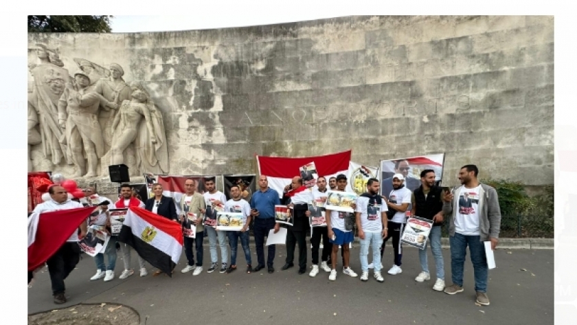 عشرات المصريين يحتفلون بذكرى انتصارات أكتوبر في باريس