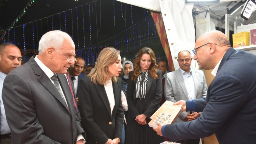 الدكتورة نيفين الكيلاني وزيرة الثقافة خلال الفتاح معرض فيصل للكتاب