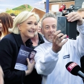 مرشحة الرئاسة الفرنسية فى إحدى جولاتها الانتخابية