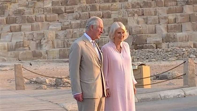 الأمير تشارلز وزوجته خلال زيارتهما للأهرامات