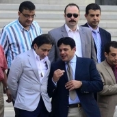 «عز» ومحاميه أثناء تقديم أوراق الترشح