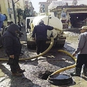 عمال الصرف الصحى أمام مسجد «مغيزل»