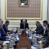 رئيس الوزراء خلال اجتماعه مع وزير الطيران