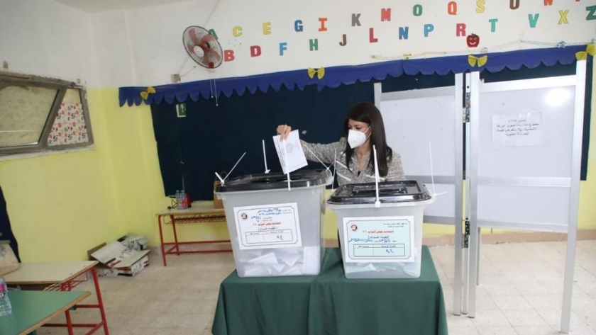 وزيرة التعاون الدولي تدلي بصوتها في الاتنخابات البرلمانية
