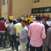طلاب علوم تطبيقية بجامعة بني سويف يتظاهرون احتجاجا على تغيير اللائحة