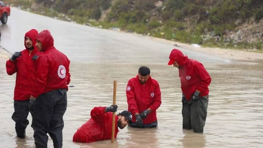 عمال الإنقاذ في محاولة لانتشال الجثث في مدينة درنة الليبية