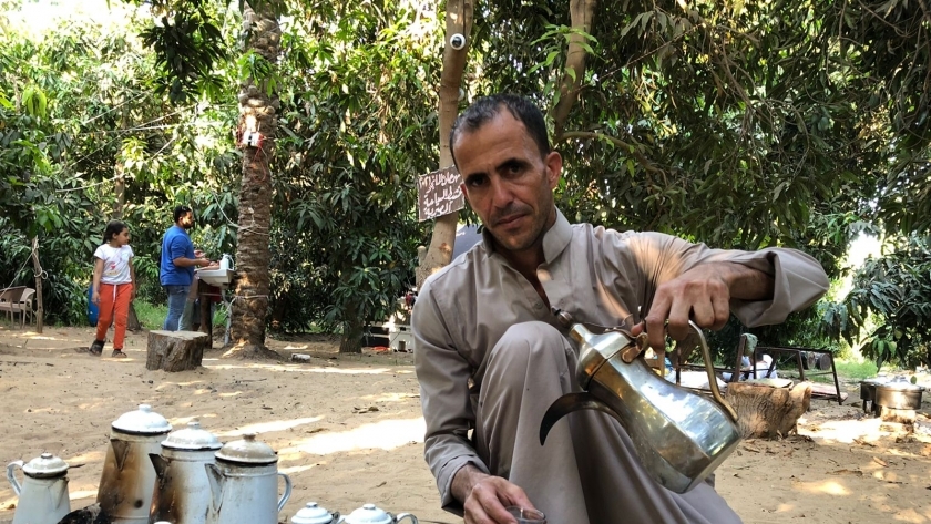 القهوة العربي خلال تقديمها
