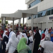 احتجاج ممرضات السويس أمام المستشفى
