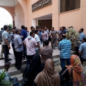 أفراد أمن المستشفى الجامعي بشبين الكوم يواصلون إضرابهم لليوم الثاني للمطالبة بالتثبيت
