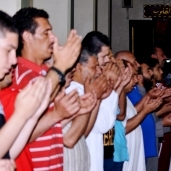 مصلون في إحدى المساجد يبتهلون إلى الله بالدعاء