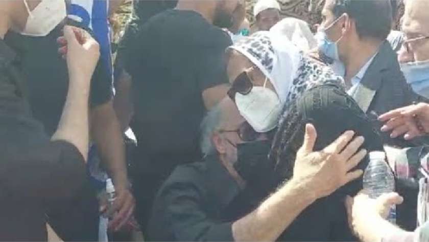تدافع الصحفيين في جنازة سمير غانم