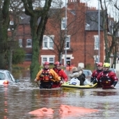 بالصور| إخلاء منازل وإغلاق طرق في بريطانيا بسبب العاصفة "ديزموند"