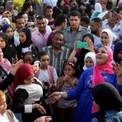 مواطنون يحتفلون بأول أيام العيد فى ساحة مصطفى محمود