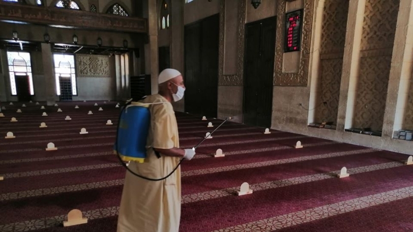 تعقيم احد المساجد استعداداً لـ"صلاة الجمعة"