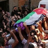 فلسطينيون يشيعون رزان النجار بعد مقتلها برصاص جنود إسرائيليين