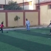 مدير التضامن يلعب القدم مع أطفال الرعاية
