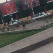 بالصور اطفال اسيوط يحولون نافورة الجامعه الى حمام سباحة هربامن حرارة الجو