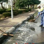 أثناء عملية إزاحة مياه الأمطار من الشوارع