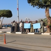 تظاهر العشرات امام ديوان محافظة الأقصر