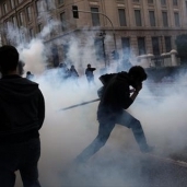 بالصور| الشرطة اليونانية تطلق الغاز المسيل للدموع خلال مسيرة في أثينا