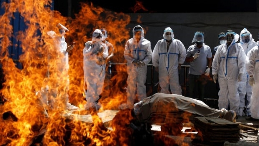 إحراق جثث مصابين بفيروس كورونا في الهند