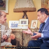 الرئيس الأسبق حسني مبارك في صورة مع فريد الديب خلال احتفاله بعيد ميلاده الـ90