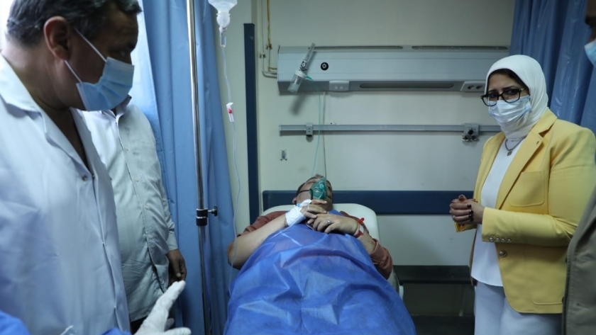 وزيرة الصحة تطمئن على حالة مصابي حادث قطار بنها بالمستشفى التعليمي