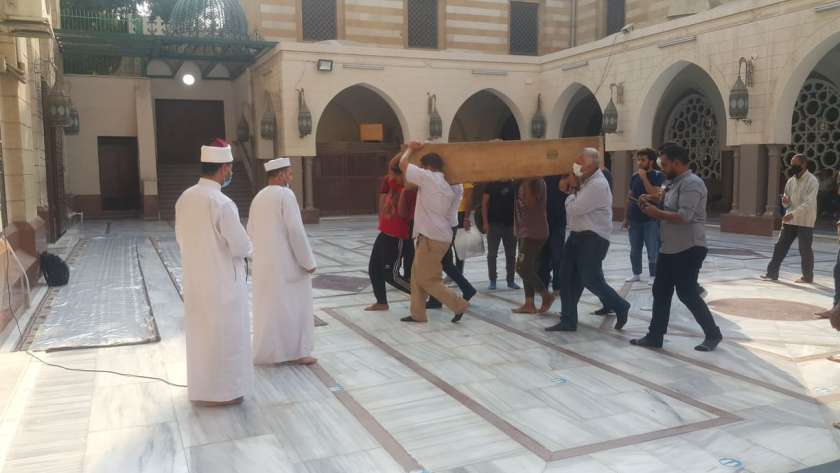 عودة صلاة الجنازة داخل مسجد السيدة نفسية