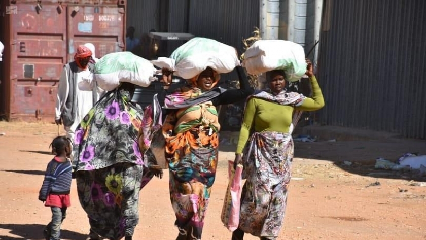 مركز الملك سلمان للإغاثة يوزع سلال غذائية في السودان