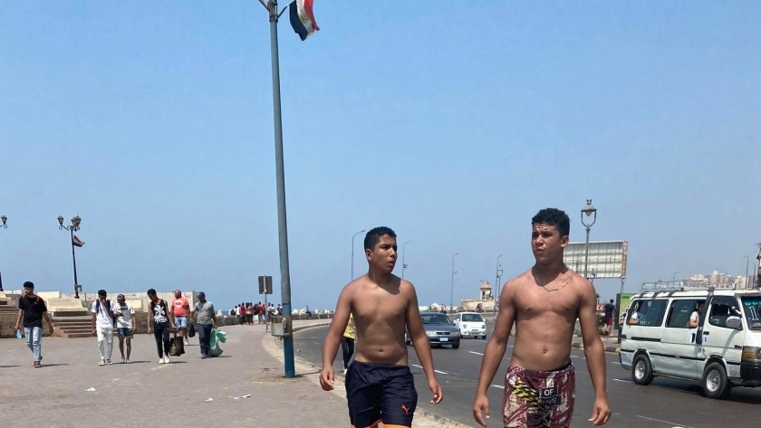 مصطافون بملابس البحر في شوارع الإسكندرية