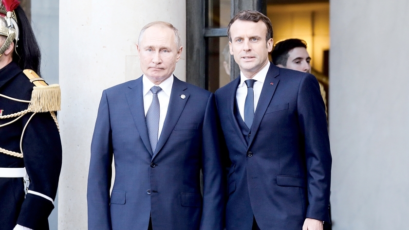 الرئيس الفرنسي إيمانويل ماكرون مع نظيره الروسي فلاديمير بوتين