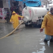 عمال مجلس مدينة الحمام ينزحون مياه الأمطار من الشوارع